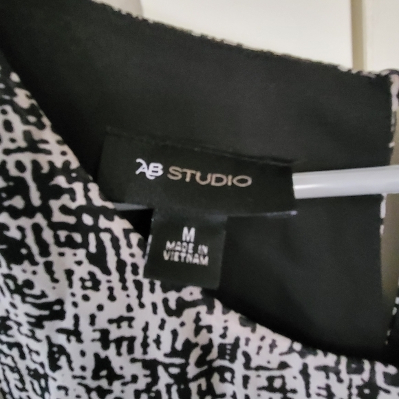 AB Studio Geometric Keyhole Split Open Back Flowy Blouse - Picture 6 of 6